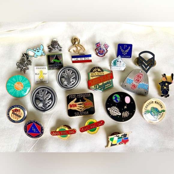 Pinback Assorted Lot Of 25 Pins - Picture 1 of 4